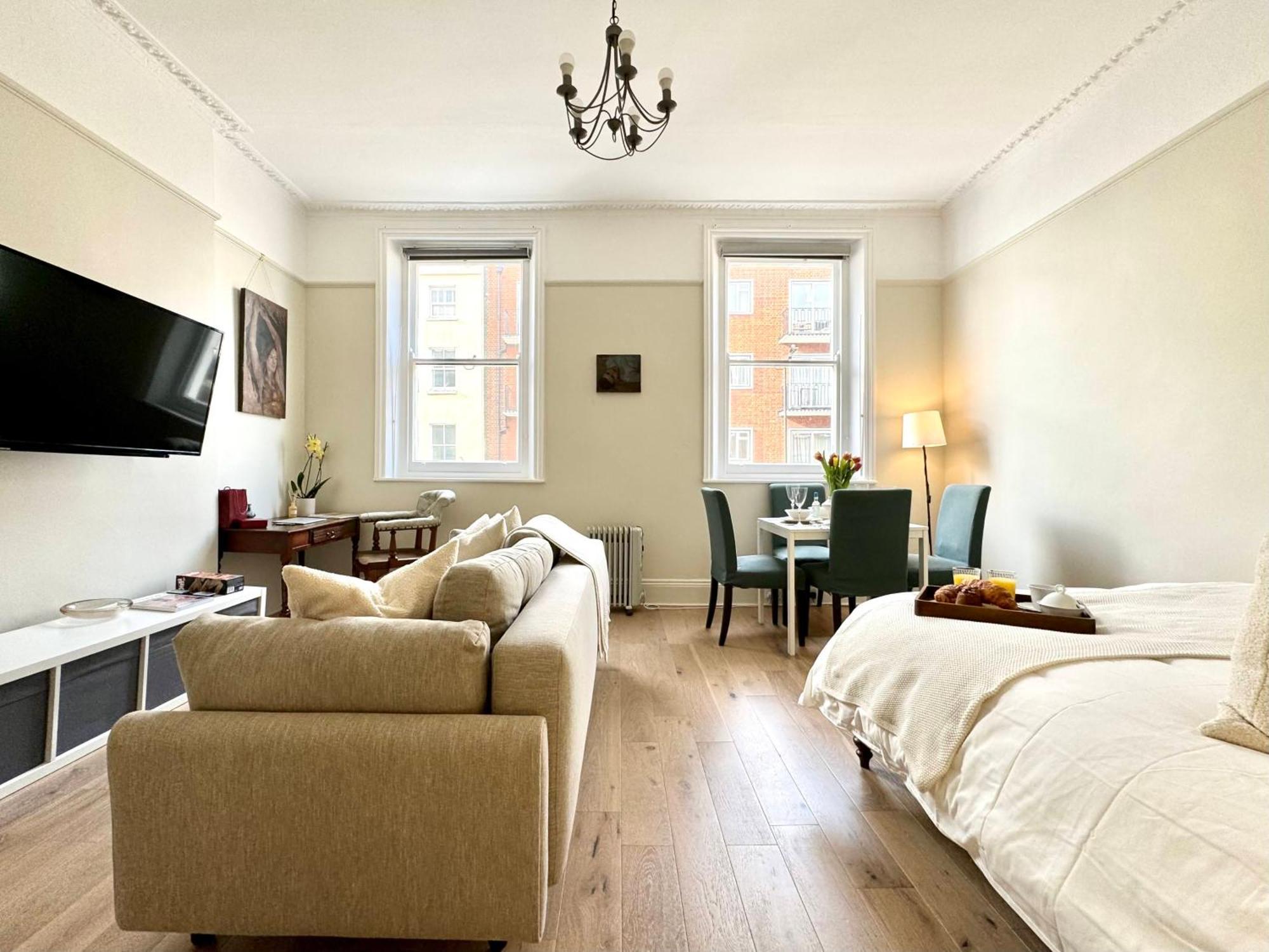 Chic Marylebone Village W Premium Mattress And 55 Inch Tv, By The Design Traveller